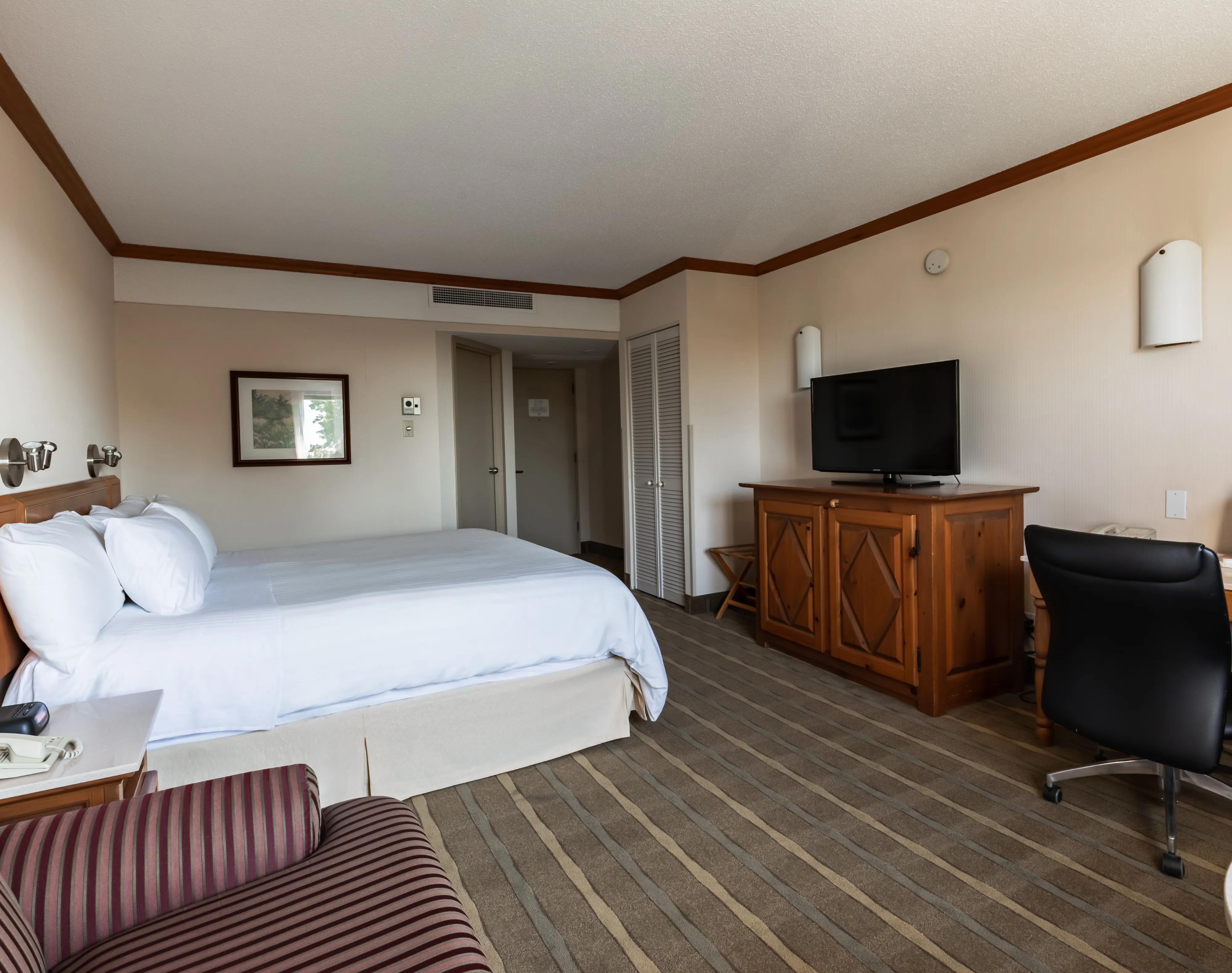 Hotels Gouverneur Trois Rivieres Chambre Affaires 1 Tres Grand Lit Vue Ensembre Vers Porte®EAQ Marieannegaudreault