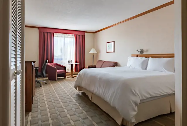Hotels Gouverneur Trois Rivieres Chambre Affaires 1 Tres Grand Lit Vue Ensemble Vers Fenetre®EAQ Marieannegaudreault