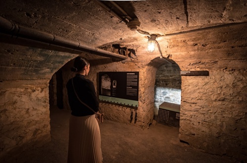 Hôtels_Gouverneur_Trois_Rivières_Femme_Debout_Vielle_Prison_Trois_Rivières