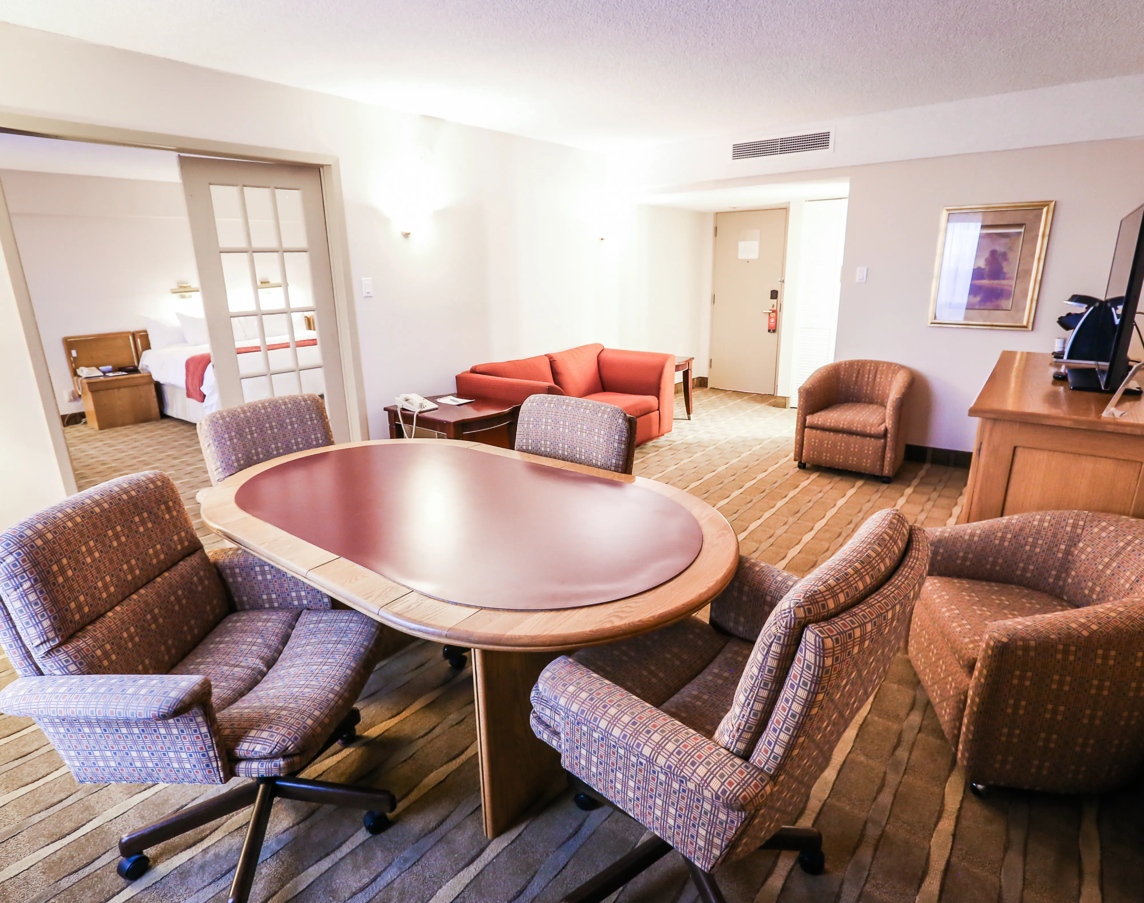 Hôtels Gouverneur Trois Rivières Suite Salon Avec Table, Chaises Et Fauteuils