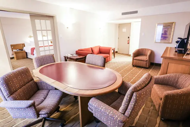 Hôtels Gouverneur Trois Rivières Suite Salon Avec Table, Chaises Et Fauteuils