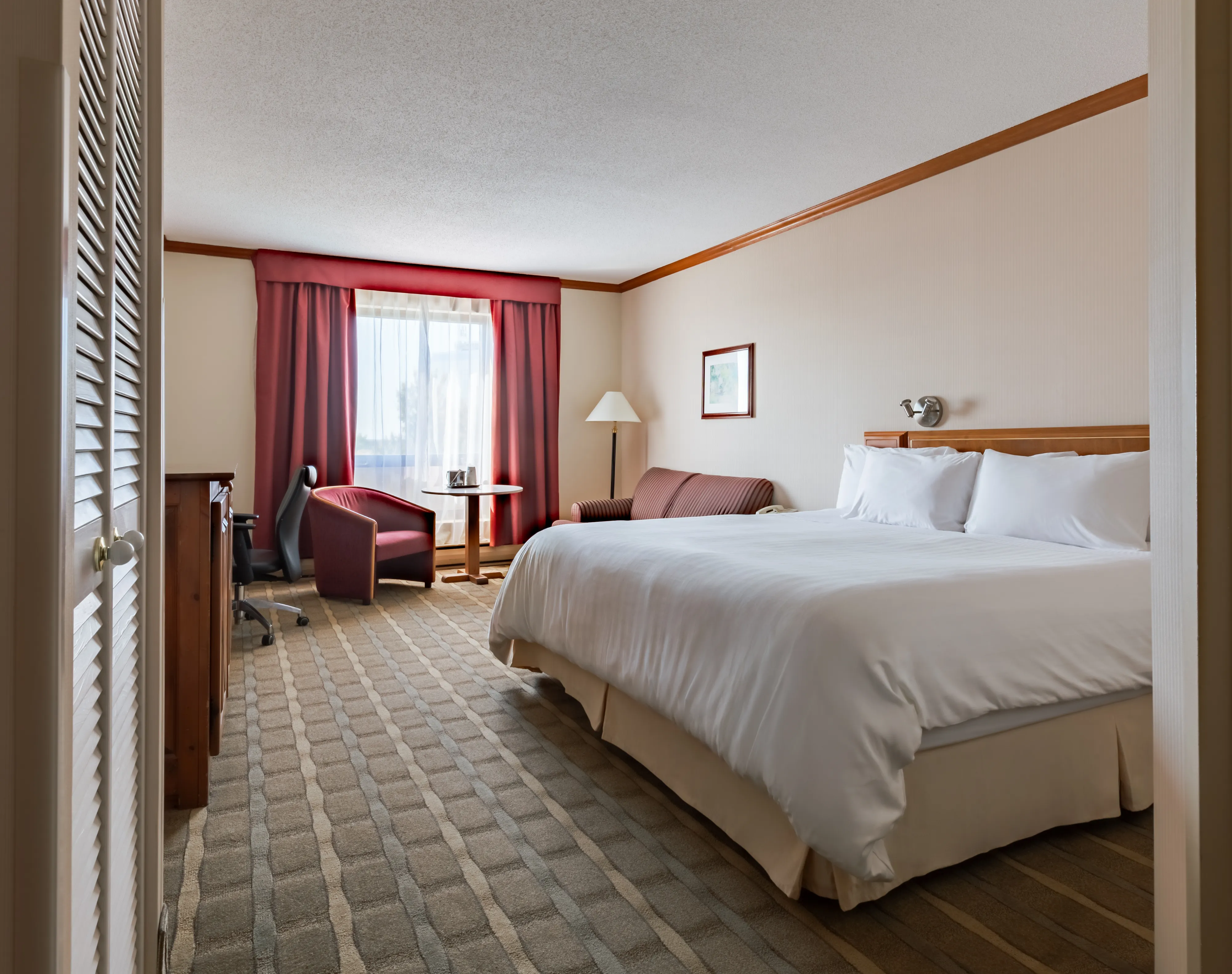 Hotels Gouverneur Trois Rivieres Business Room 1 King Bed Window View®EAQ Marieannegaudreault
