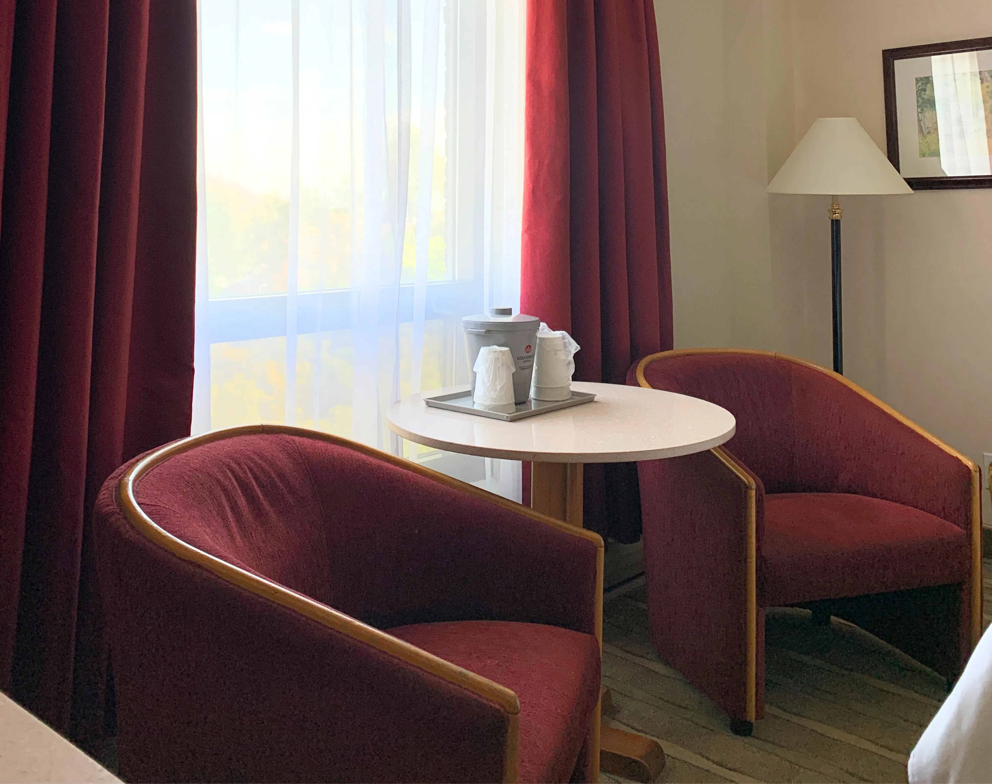 Hotels Gouverneur Trois Rivieres Chambre Affaires Coin Detente Table Fauteuils Rouges