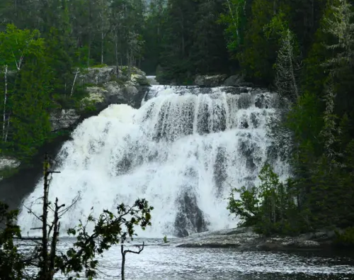 Hôtels-Gouverneur-Réserve-faunique-du-Saint-Maurice-cascade