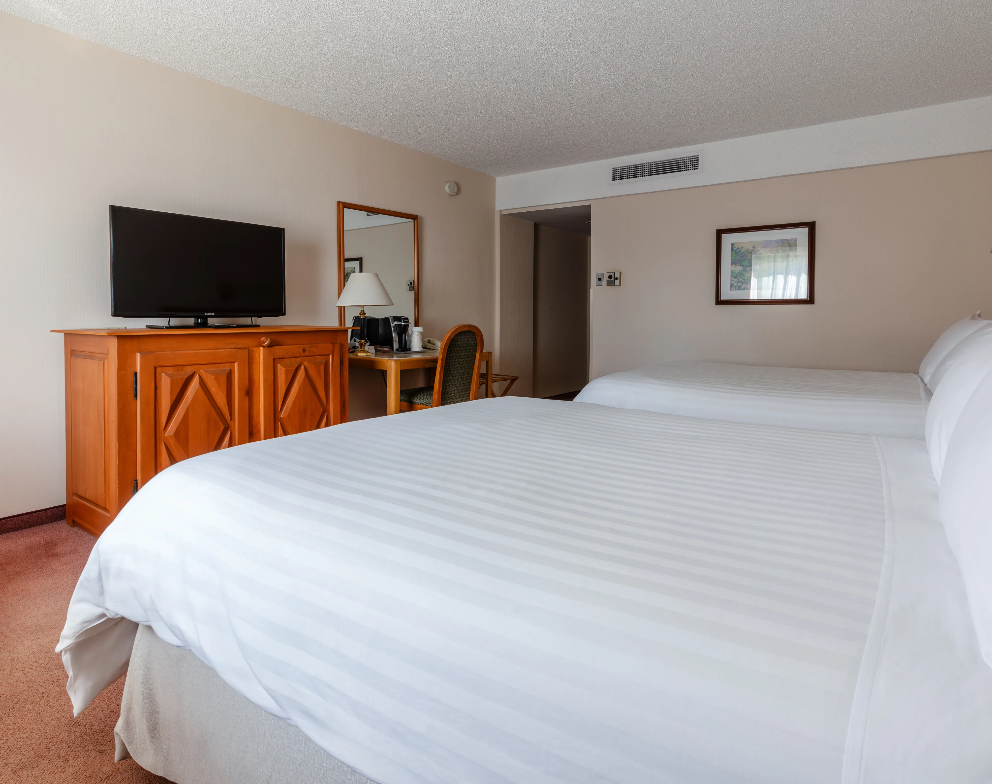 Hotels Gouverneur Trois Rivieres Chambre Classique 2 Grands Lits Vue Ensemble Vers Porte®EAQ Marieannegaudreault