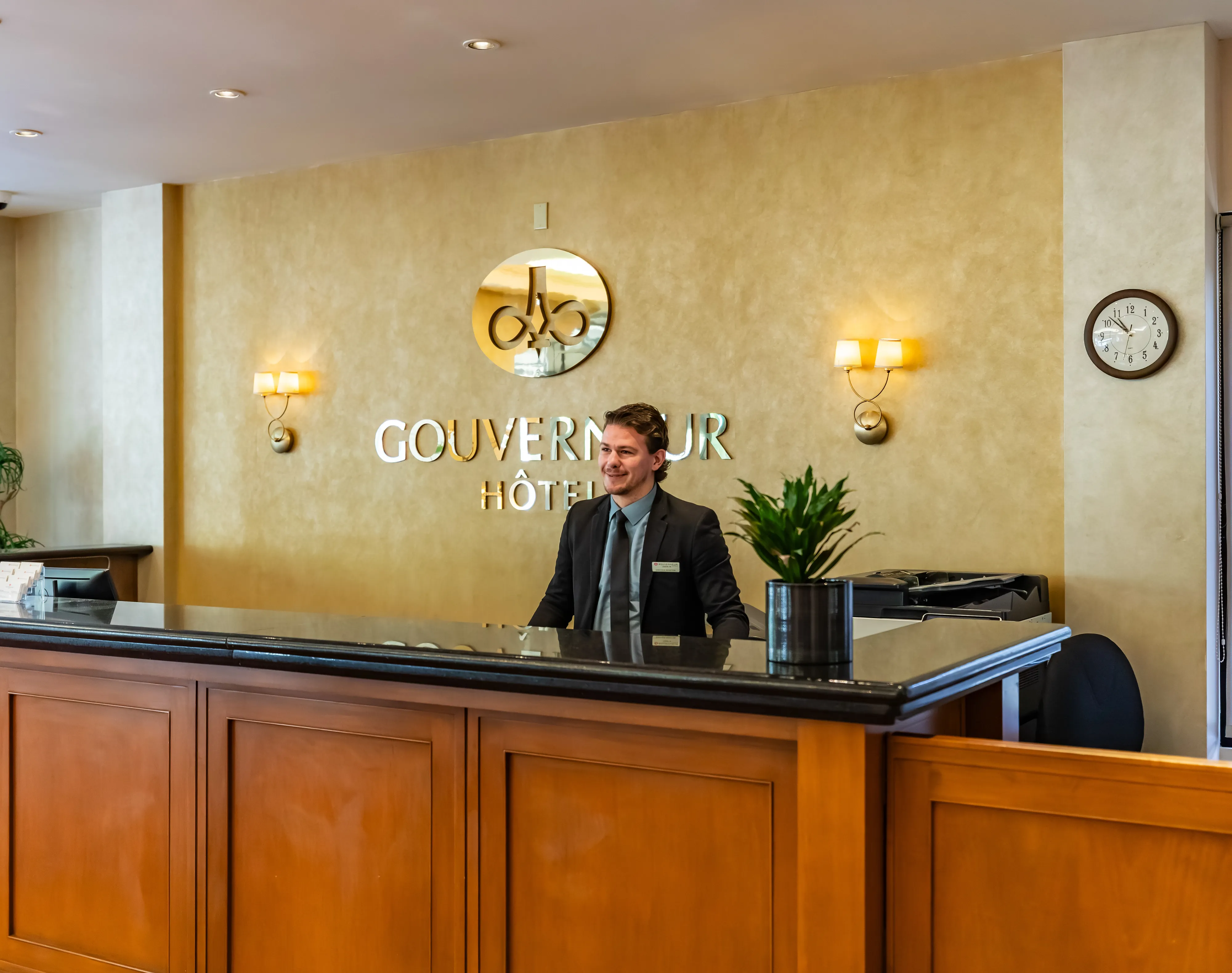 Reception Hotels Gouverneur Trois Rivieres Receptionniste Acceuillant Souriant