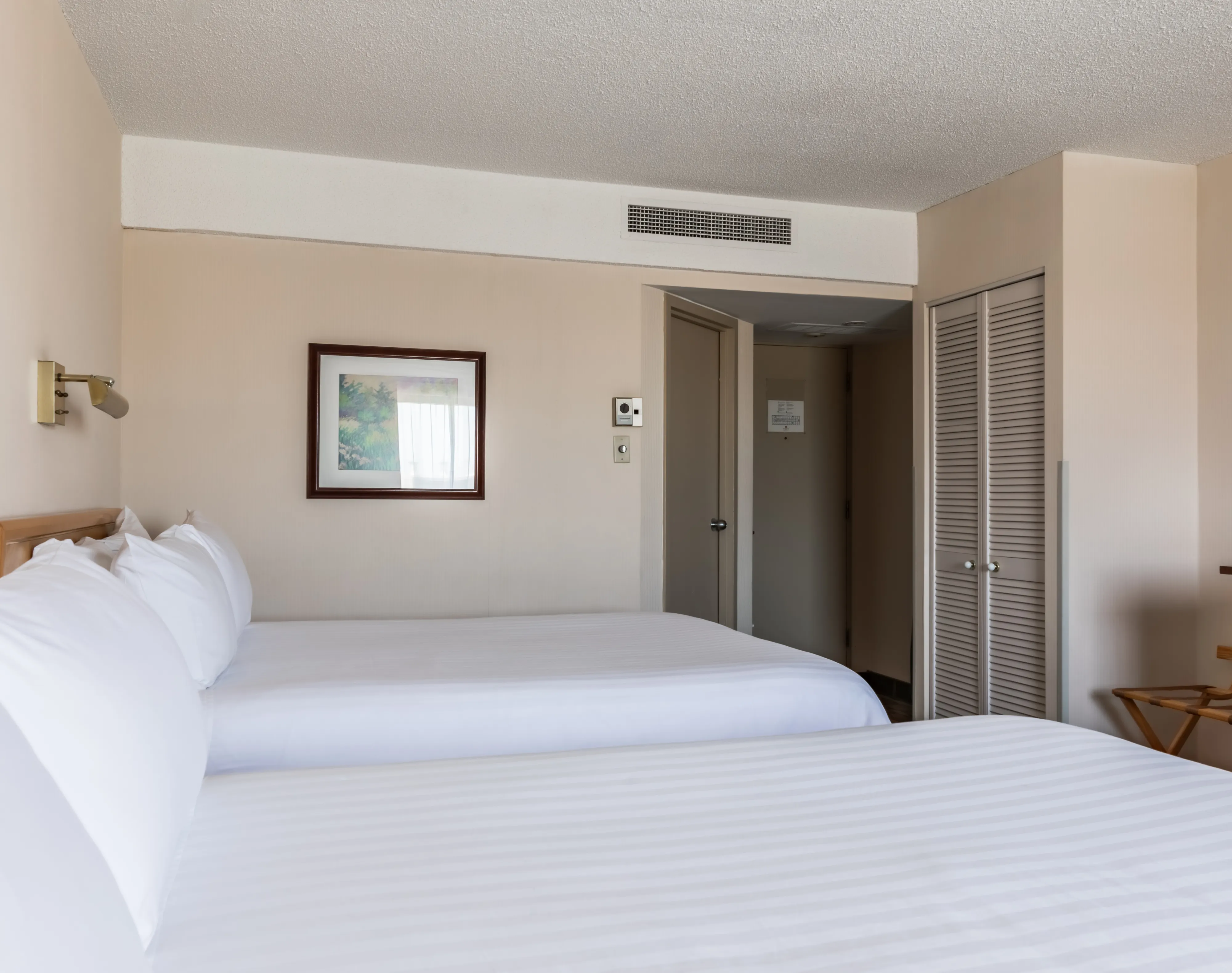 Hotels Gouverneur Trois Rivieres Chambre Classique 2 Lits Doubles Vue Ensemble Vers Porte®EAQ Marieannegaudreault