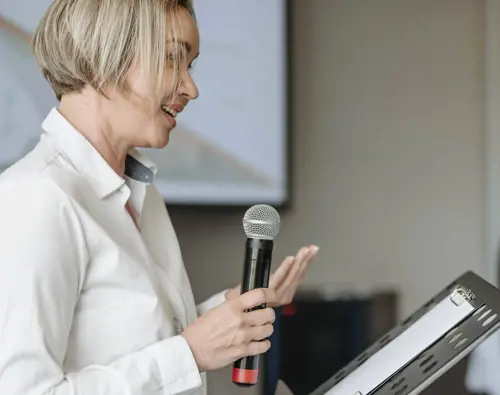 corporate event Hôtels Gouverneur Trois-Rivières woman speech