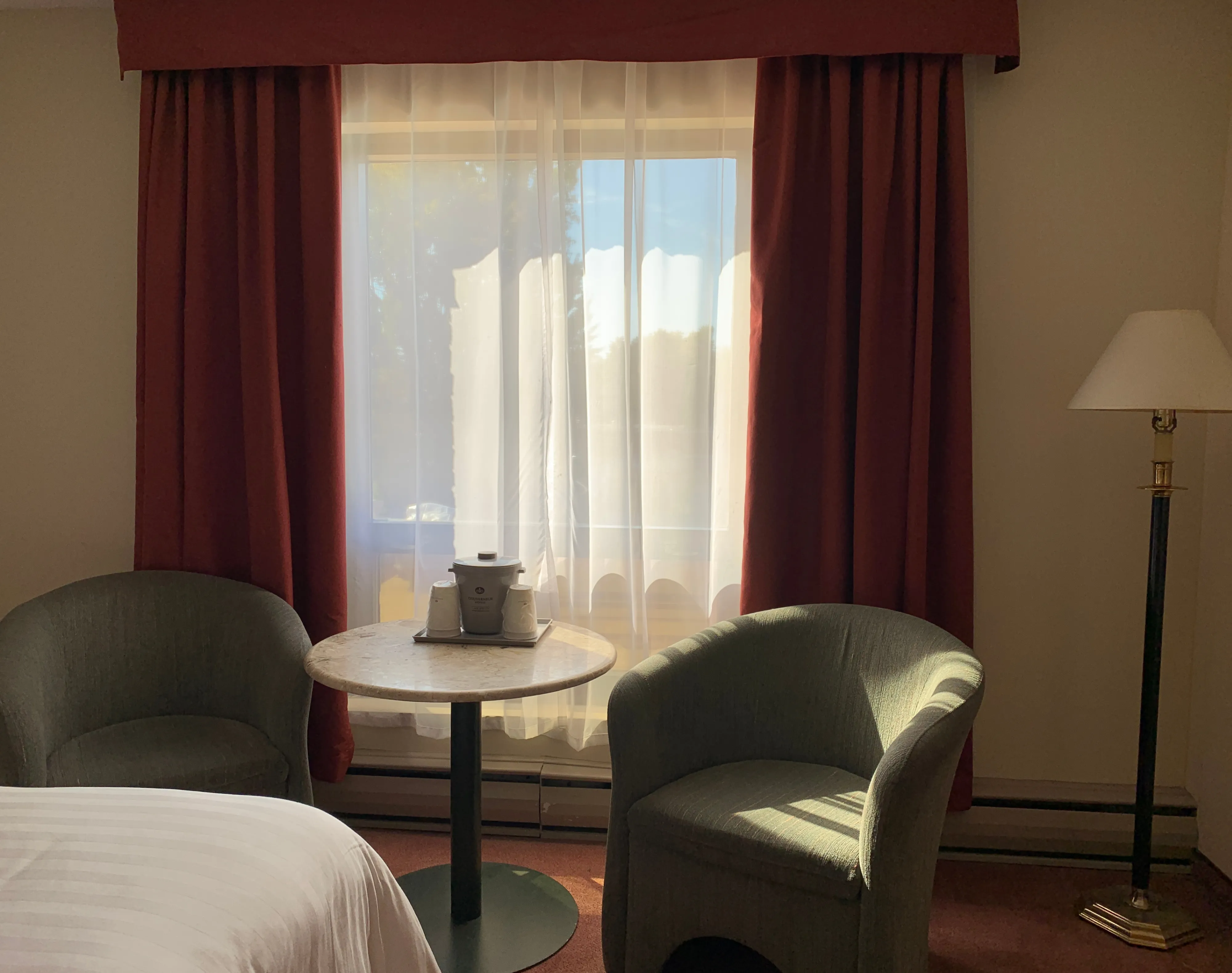 Hotels Gouverneur Trois Rivieres Classic Room Table Chair