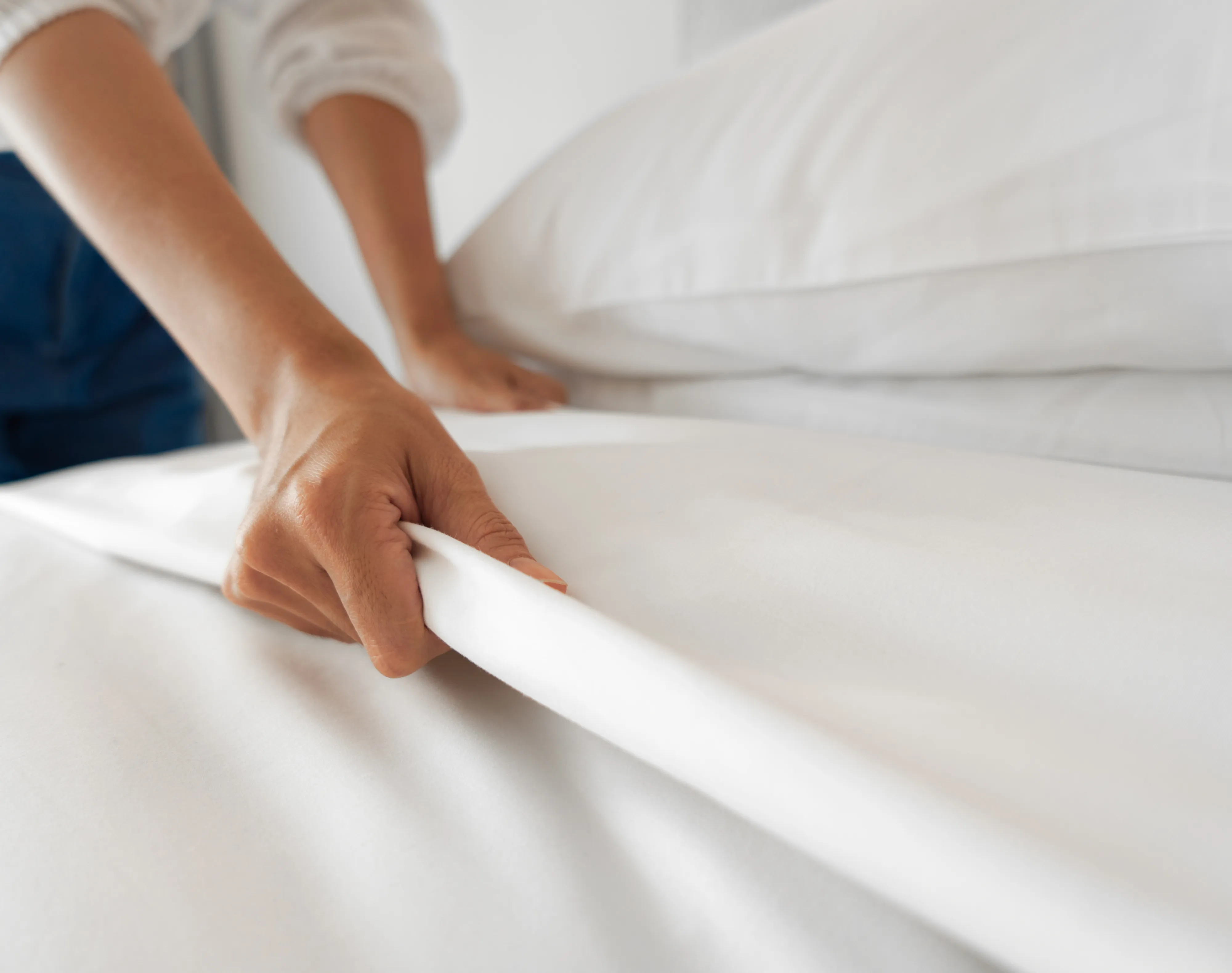 Femme Refaisant Un Lit